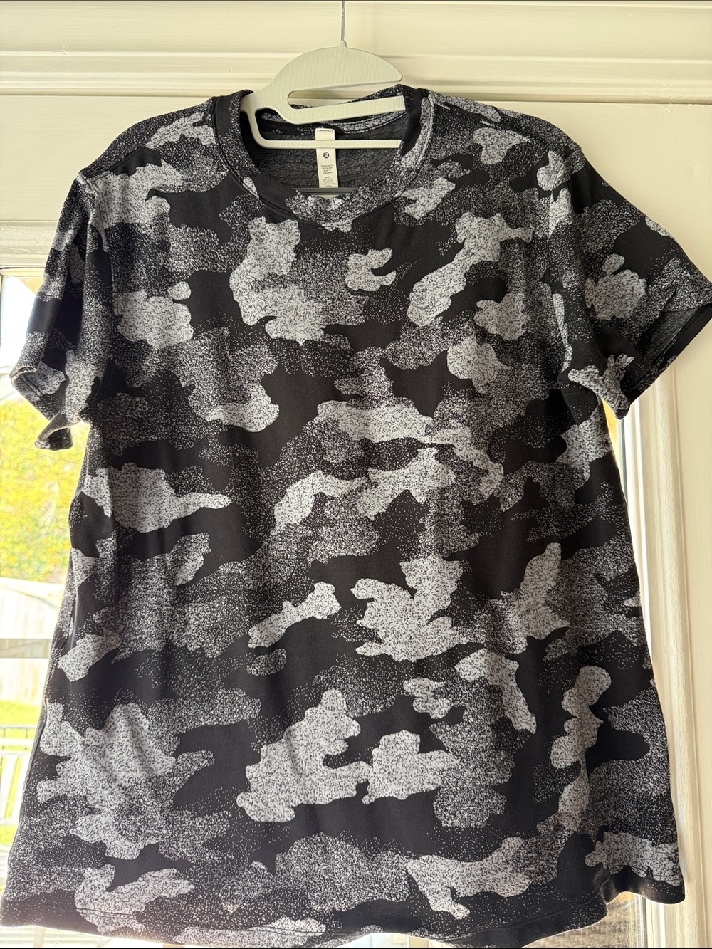 Women’s Lululemon Black & Gray Camouflage Short Sleeve Tee (relaxed)
